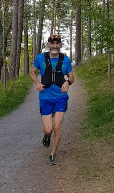 Familjen hejar på längs banan vid 50 km