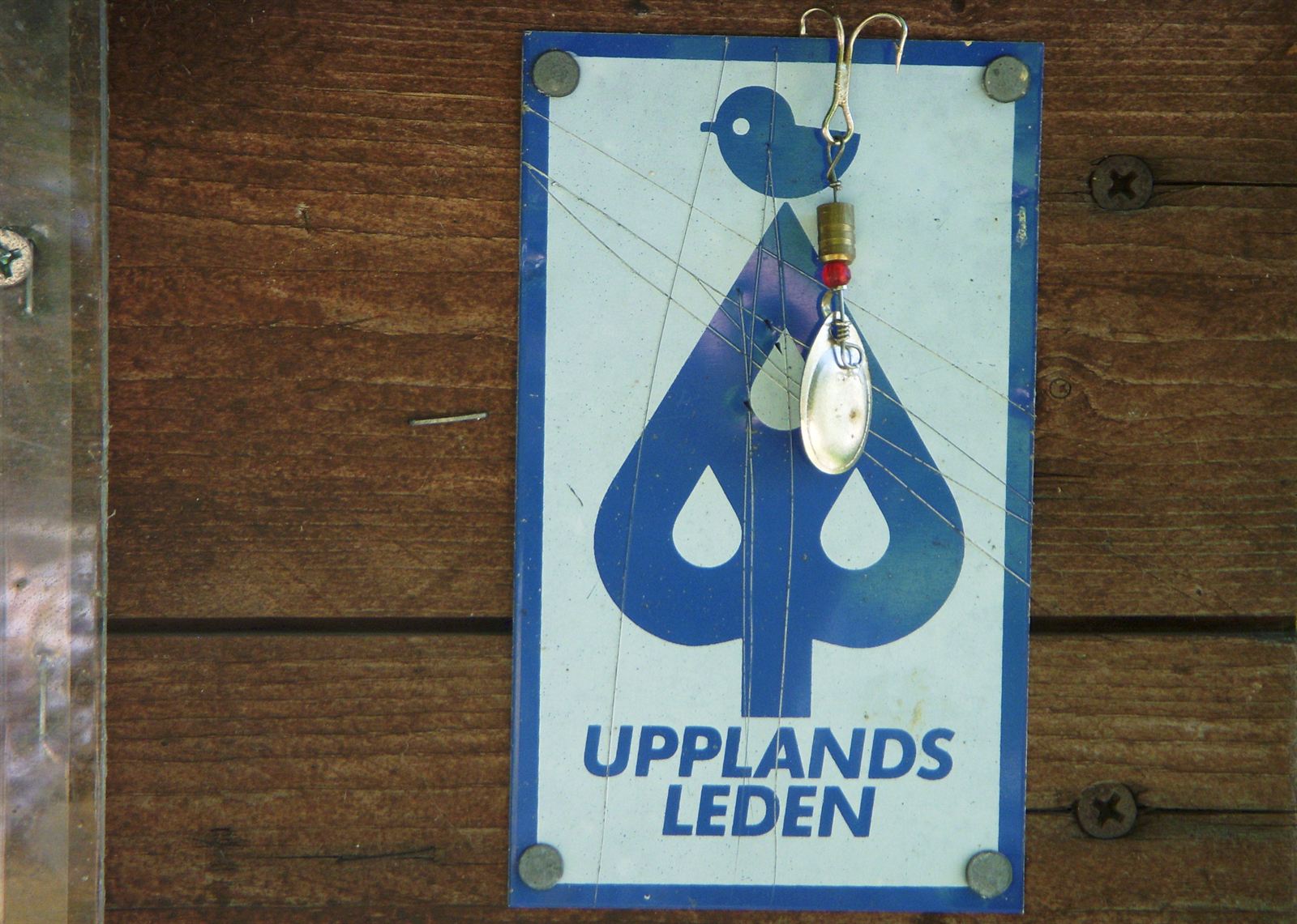 Klassisk etappskylt och ledmarkering för Upplandsleden