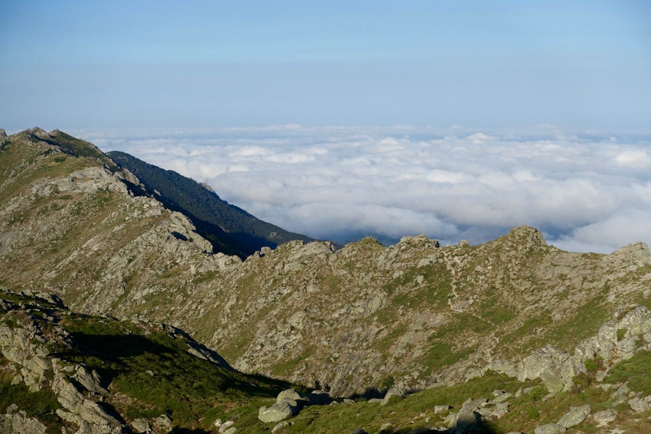 Morgon ovanför molnen bakom Refuge d'Usciolu