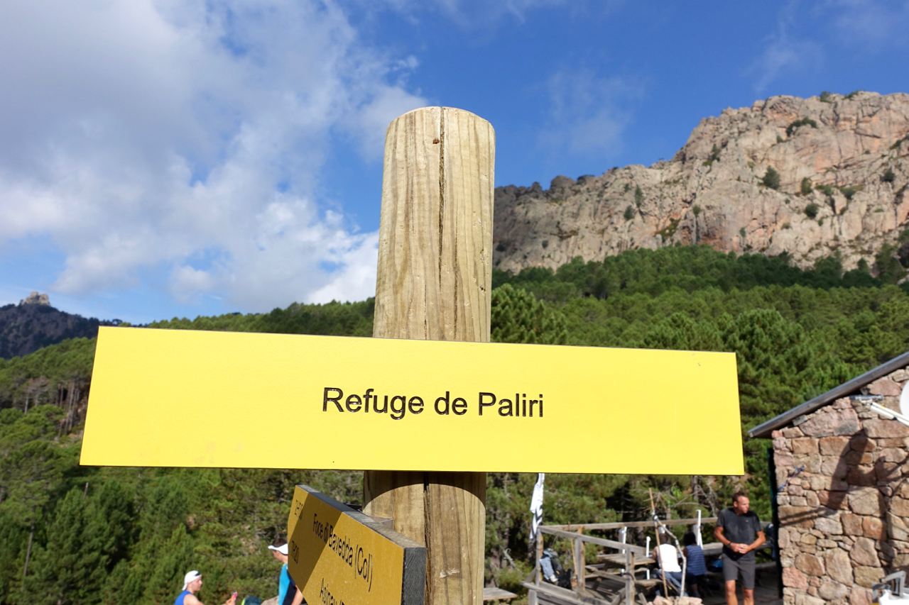 Skylt mot Refuge de Paliri och bergsstugan