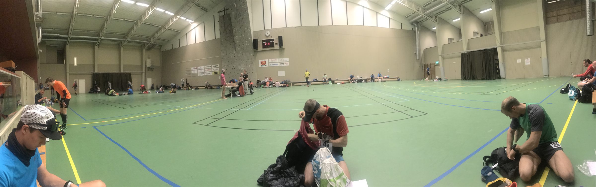 Dropbagspackning och förberedelser inför High Coast Ultra i sporthallen