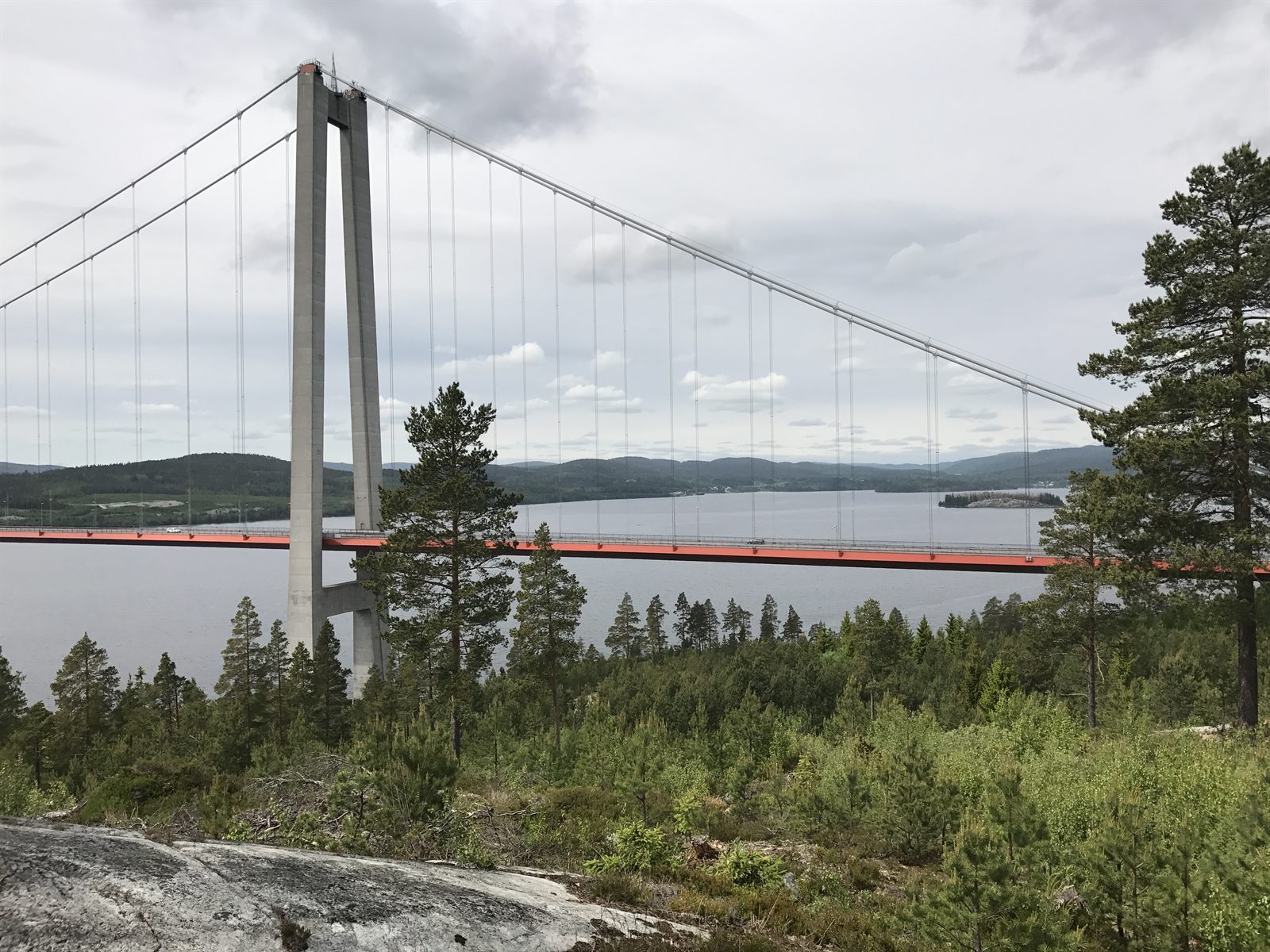 Utsikt mot Höga Kusten-bron och Ångermanälven från stigen