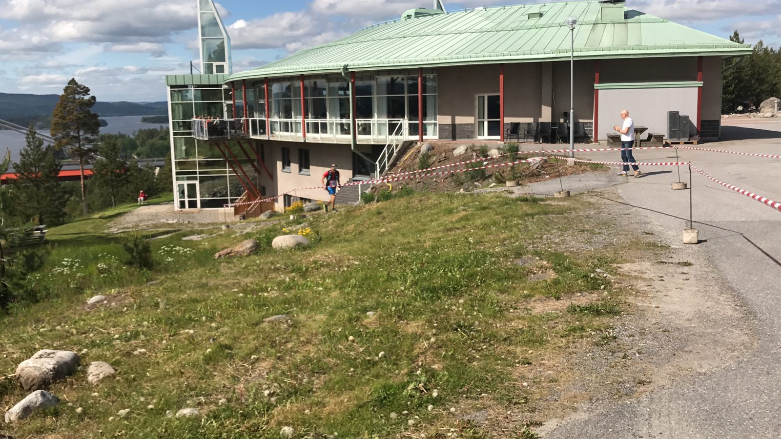 Jonas springer de sista metrarna mot målet vid Hotell Höga Kusten