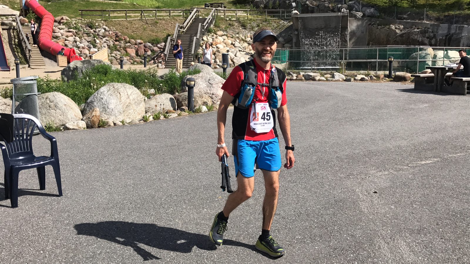 Jonas i målområdet med nummerlapp 45 och stavar