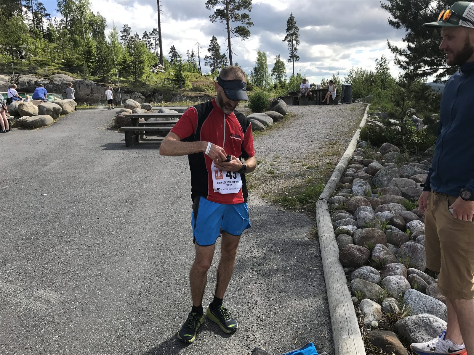 Stoppar GPS-klockan och sammanfattar loppet med vännerna