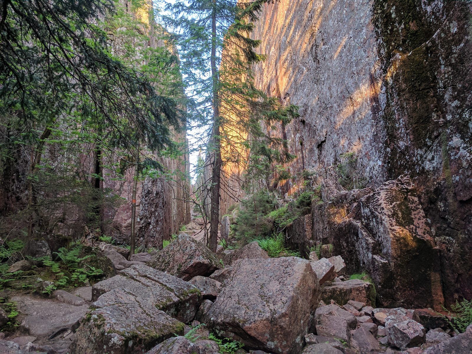 Slåttdalsskrevans mäktiga vertikala bergväggar av Nordingrågranit