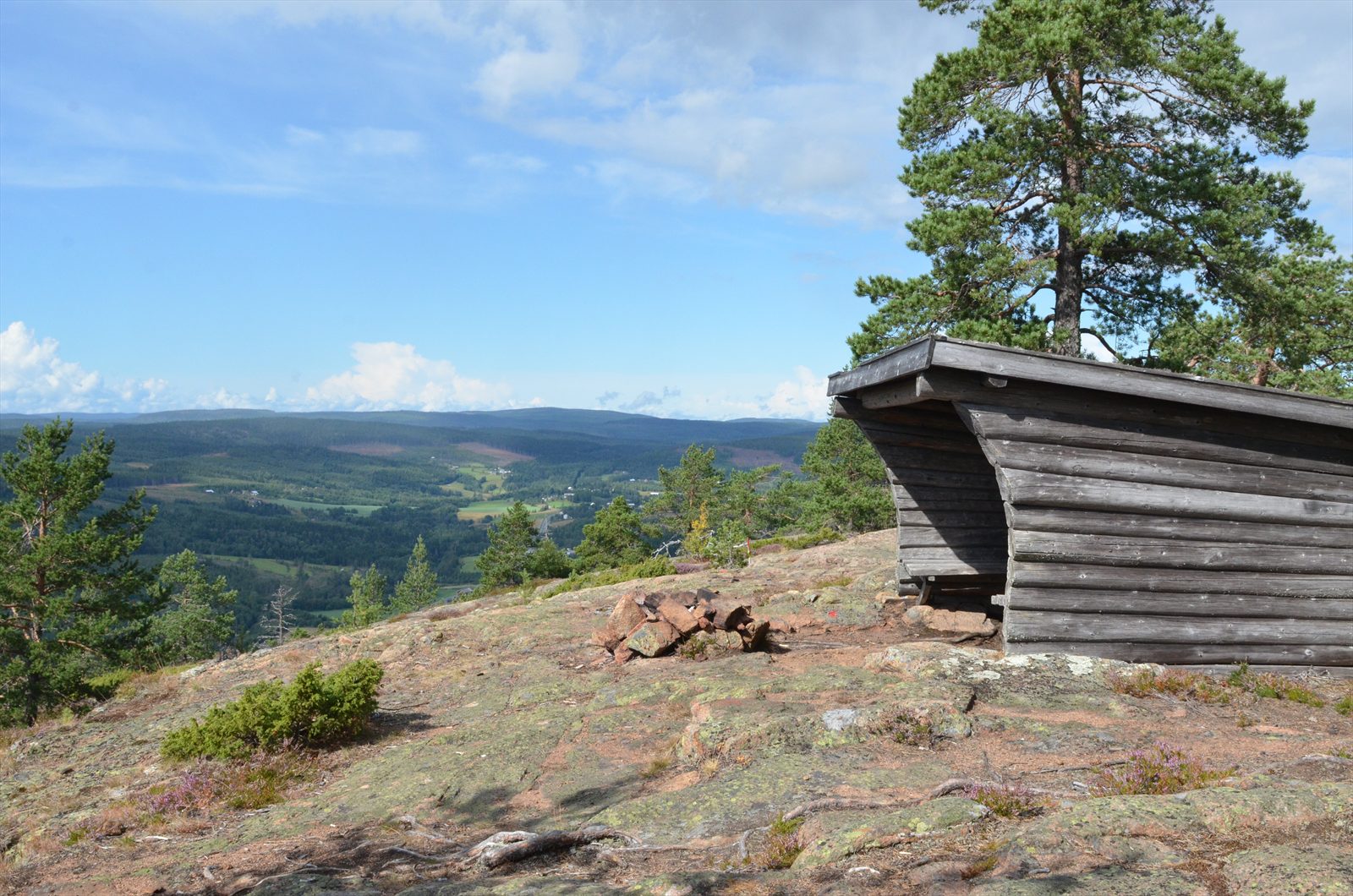 Skuleberget 295 meter över havet med toppstuga och utsikt över Höga Kusten