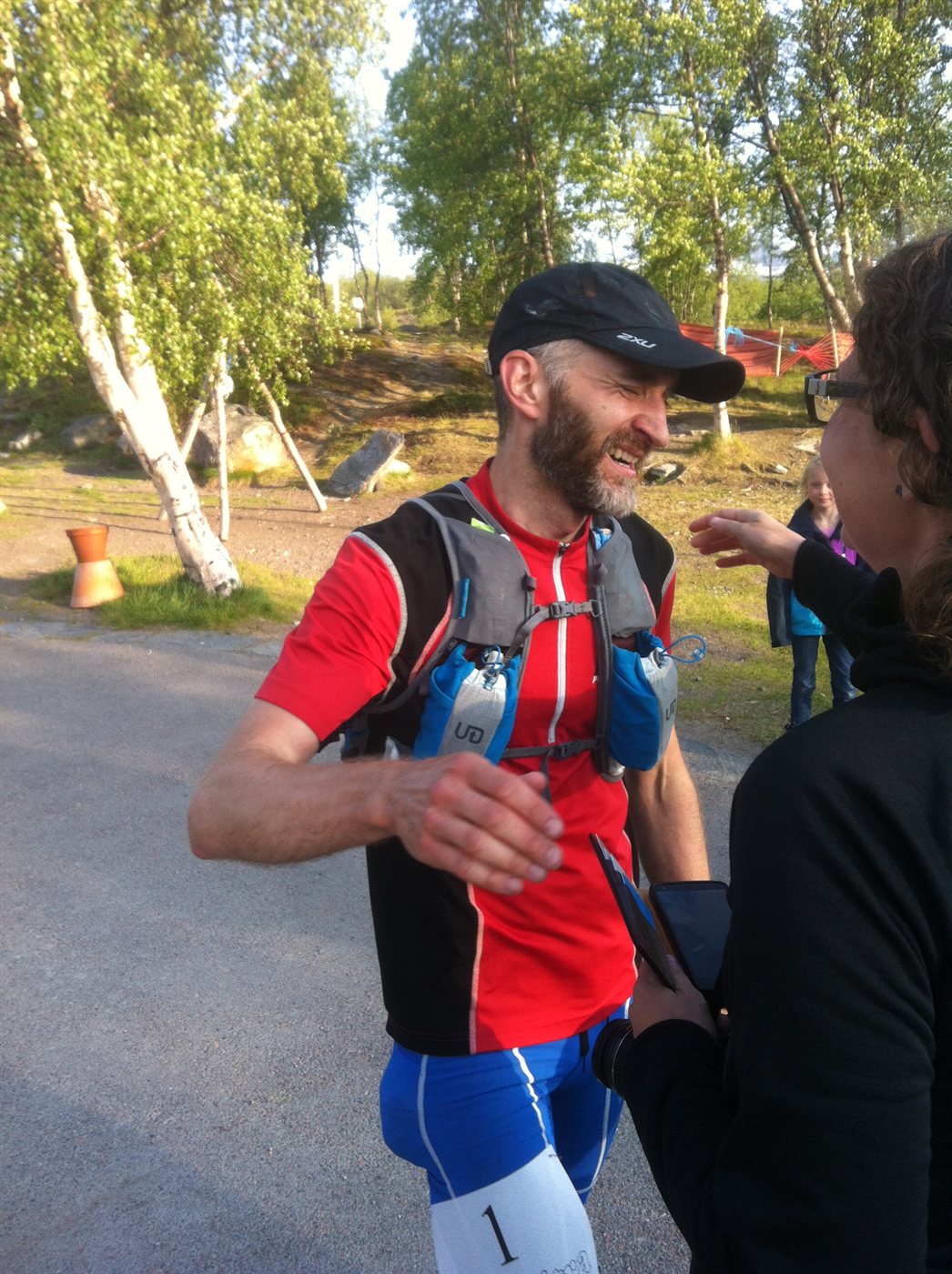 Jonas Johansson med startnummer 1 jublar i mål tillsammans med sin fru