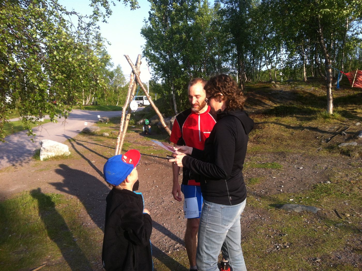 Jonas Johansson med familjen och diplomet