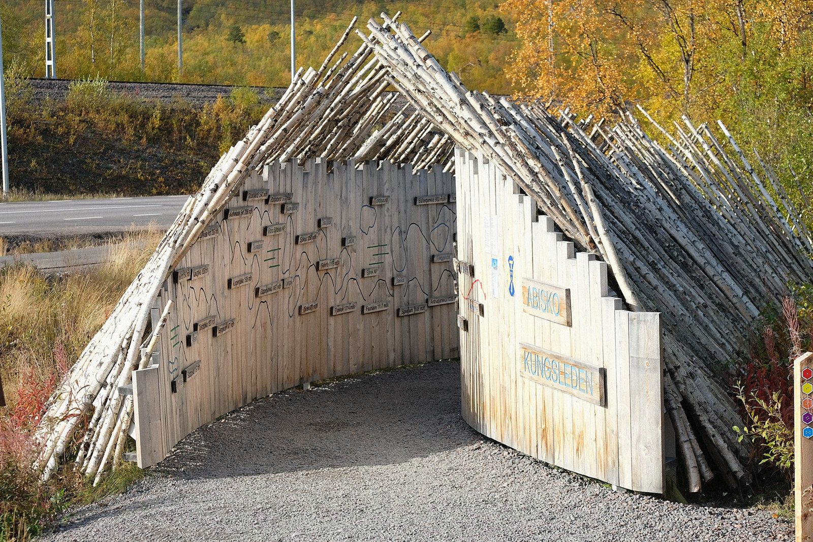 Den karaktäristiska träportalen vid Kungsledens avslutning vid Abisko Turiststation