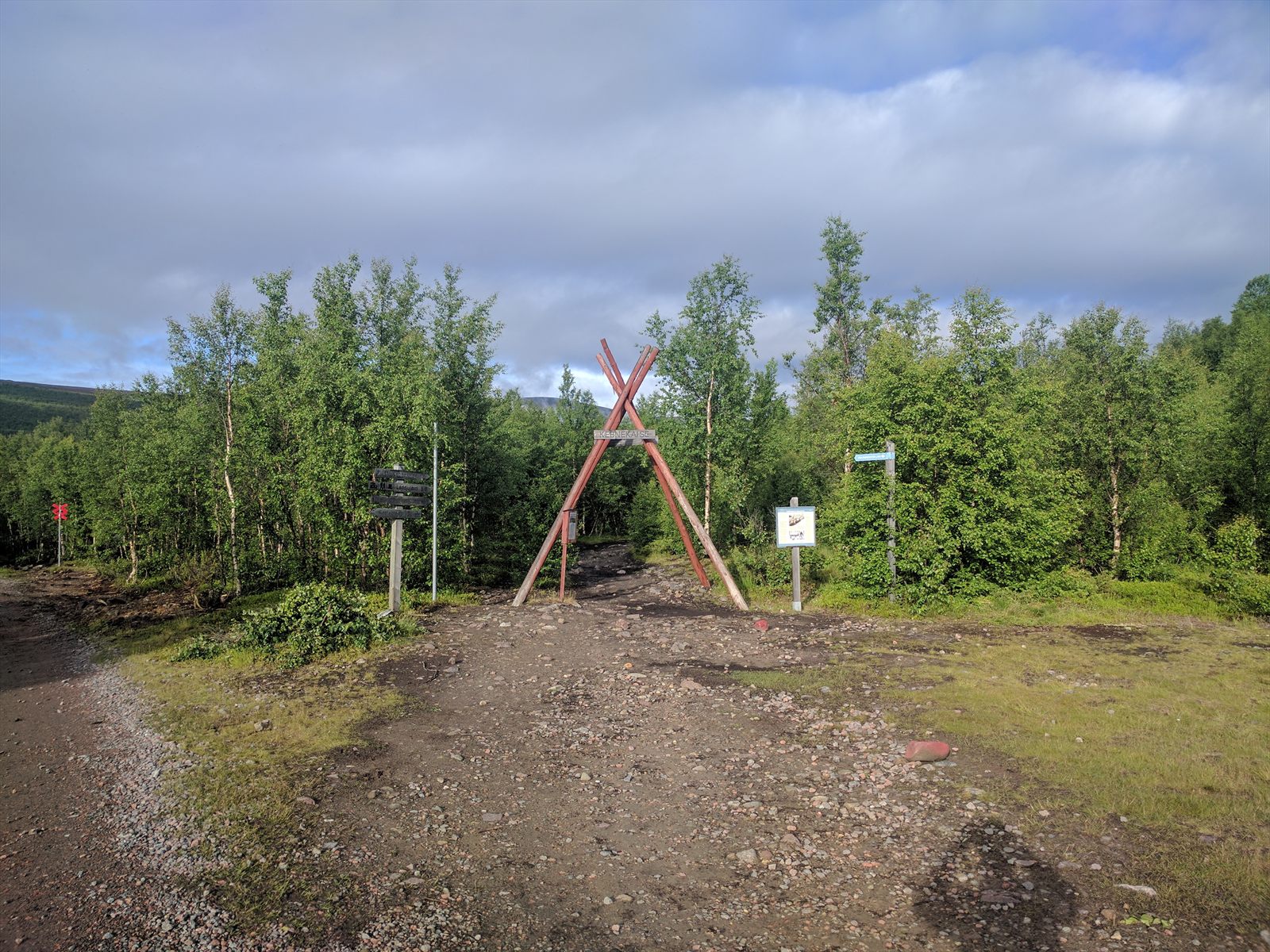 Startportalen i Nikkaluokta mot Kebnekaise på morgonen den 15 juli 2017
