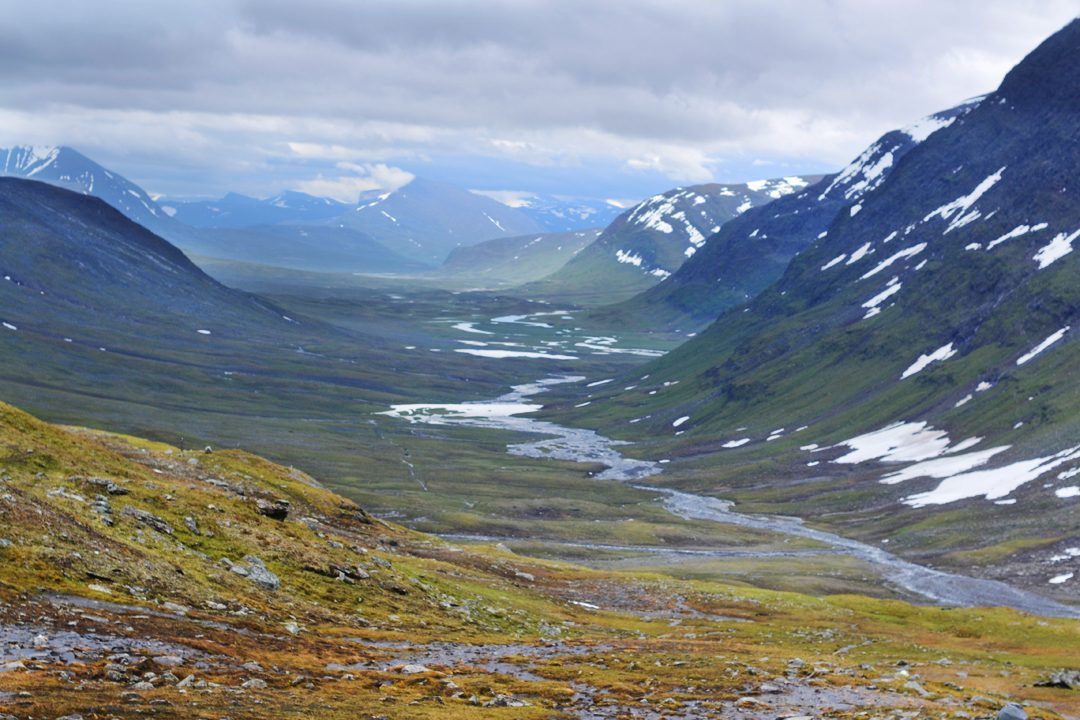 Klättringen upp mot Tjäktjapasset (1 150 m ö.h.) med snöfält och rasbranter