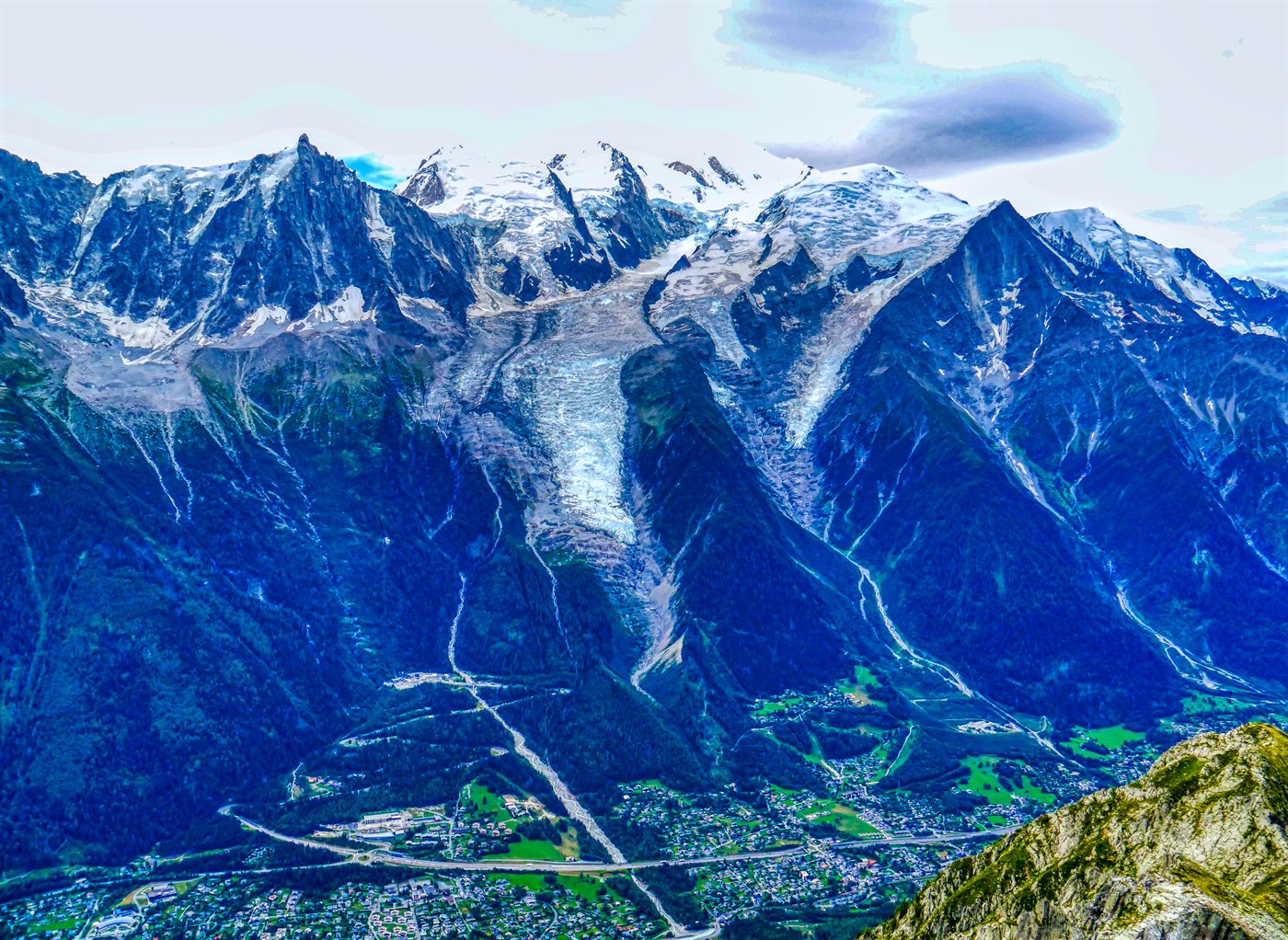 Vy från Le Brévent mot Chamonix-dalen och Mont-Blanc