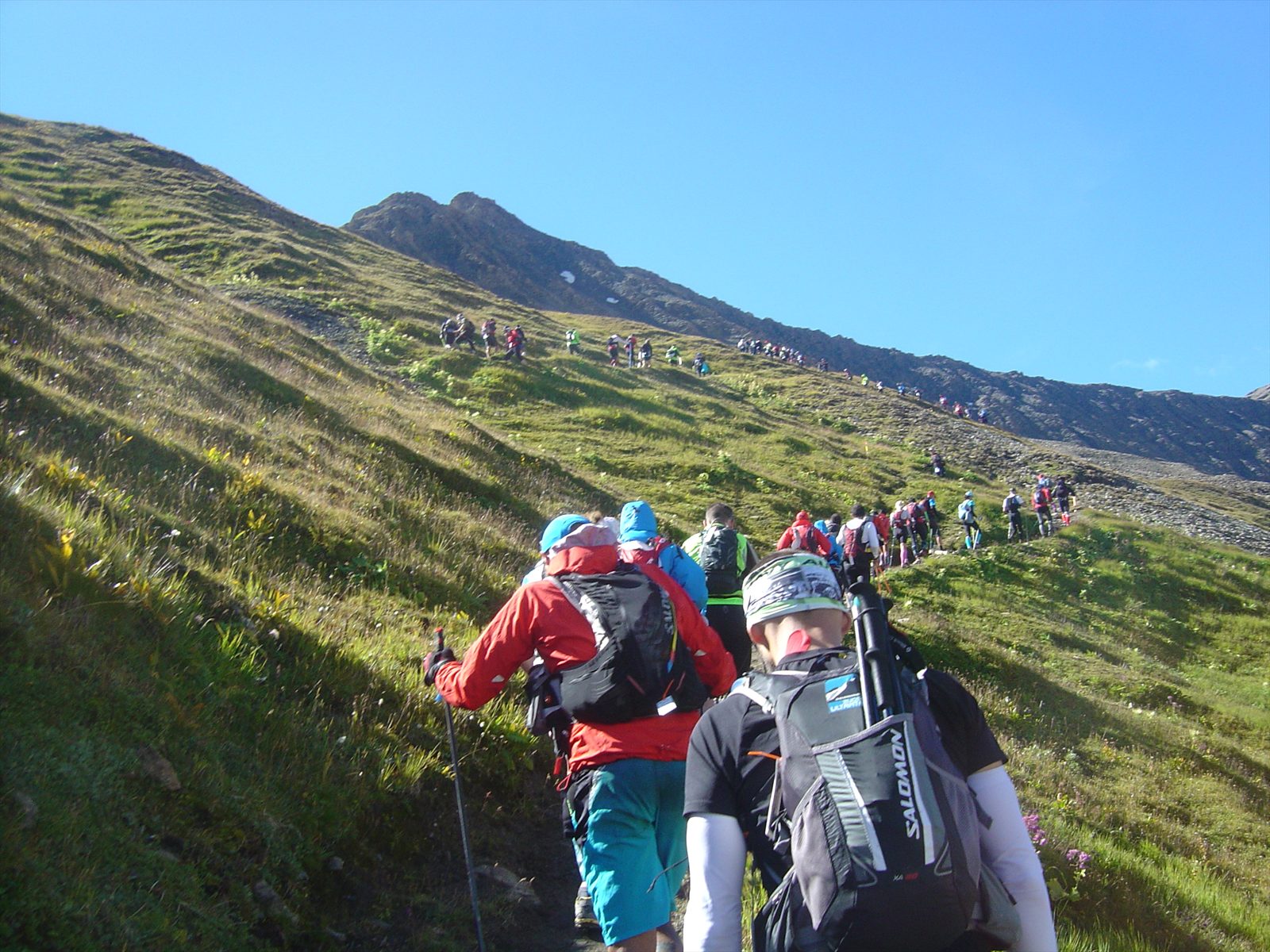 Löpare på väg uppför Col Chavannes på 2 603 meters höjd under TDS
