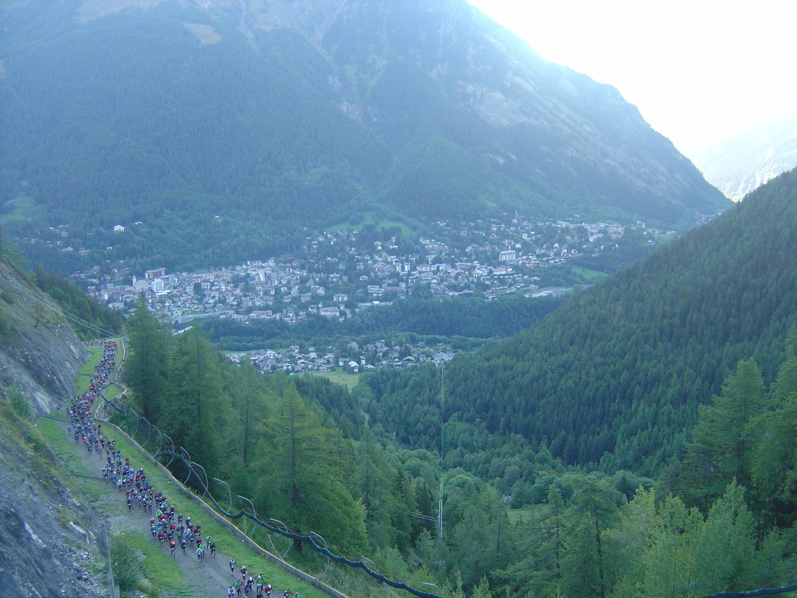Vy ner över Courmayeur i morgonljuset under första klättringen mot Arête du Mont-Favre
